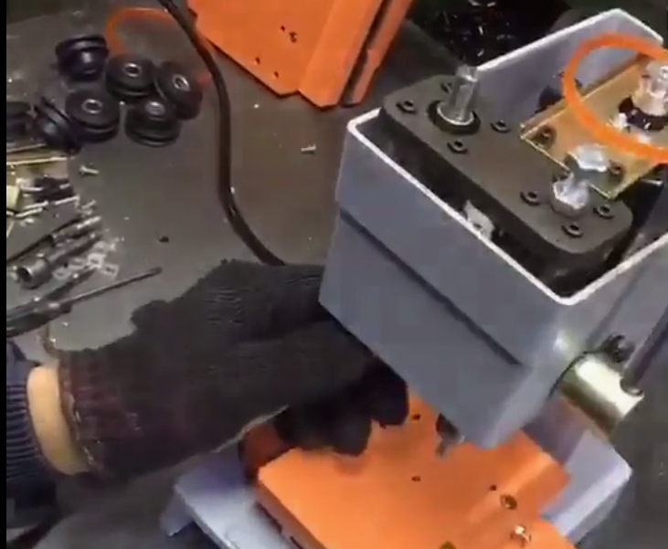 安装立式机固定螺丝